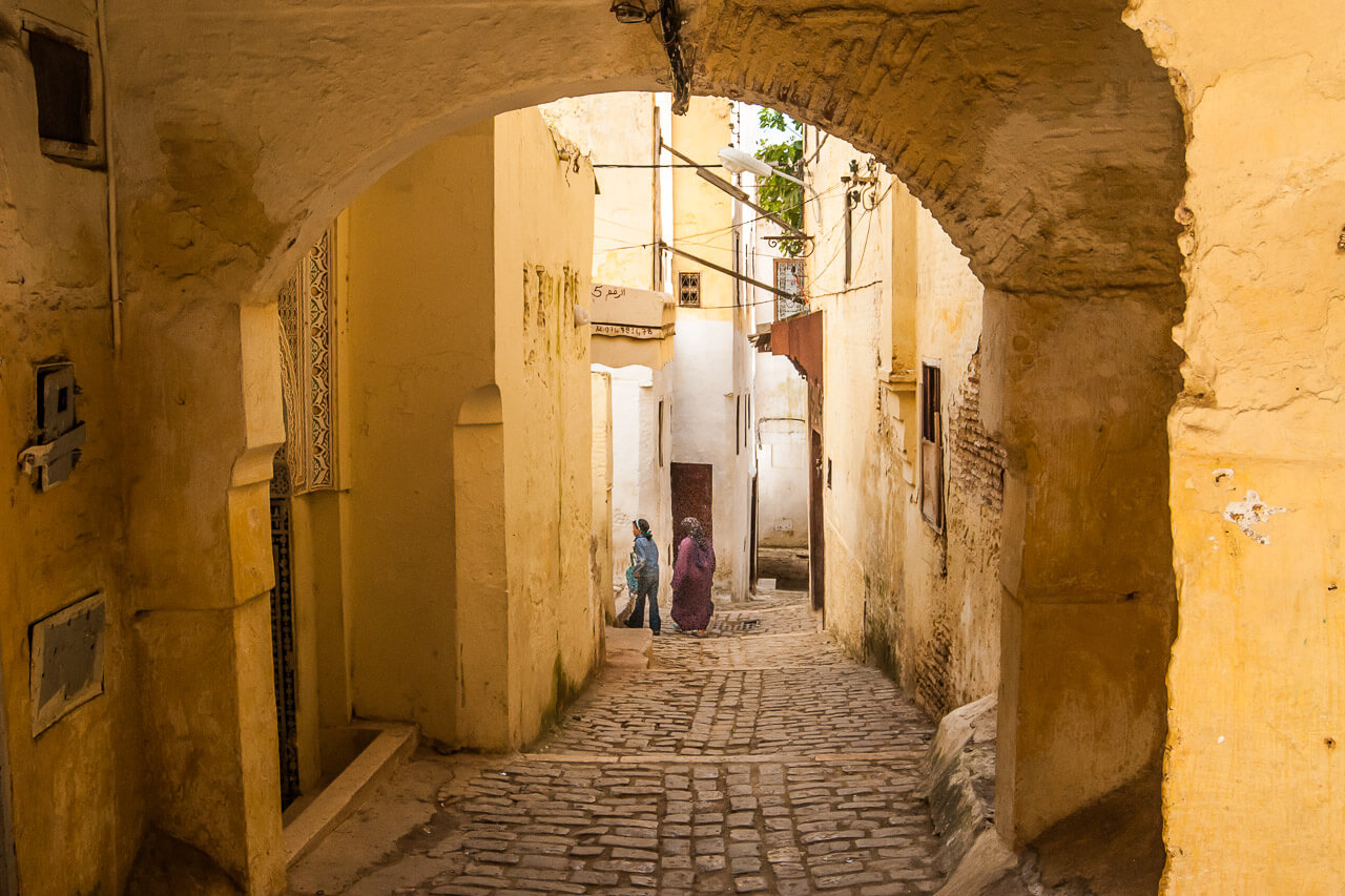 '10 Straatje in Meknes'. Fotografie Anton Staartjes