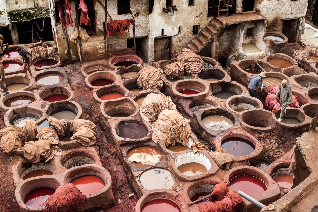 '12 .Verfbaden voor het verven van textiel, Fez'. Fotografie Anton Staartjes