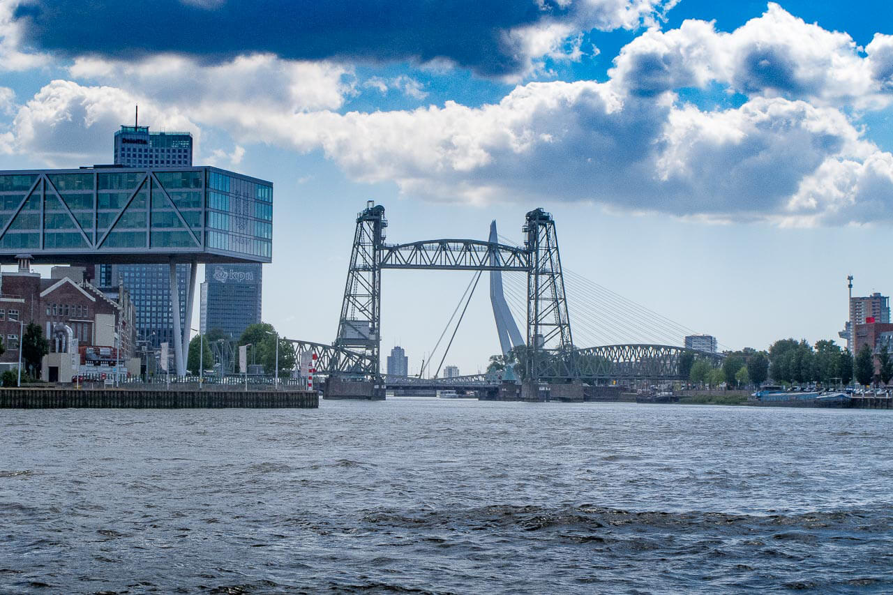 10. Gezicht op Rotterdam met Koninginnebrug.  Fotografie Anton Staartjes
