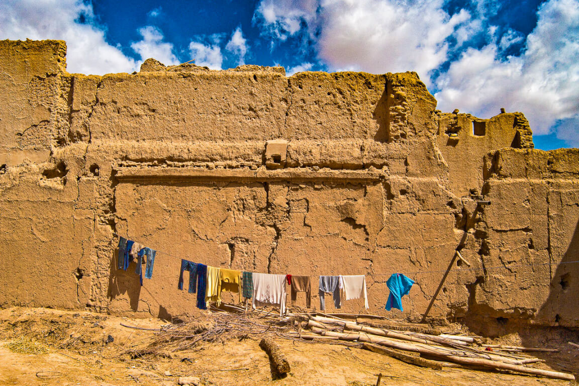 '5. Waslijntje: er wonen mensen aan de rand van de woestijn'. Fotografie Anton Staartjes