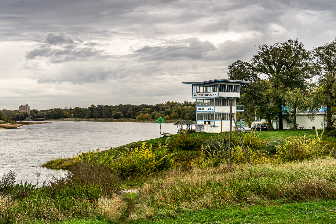 39 Aan de oever van de Elbe