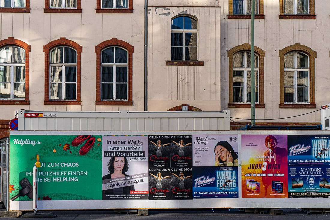 43 Huis in Berlijn met een reclamebord