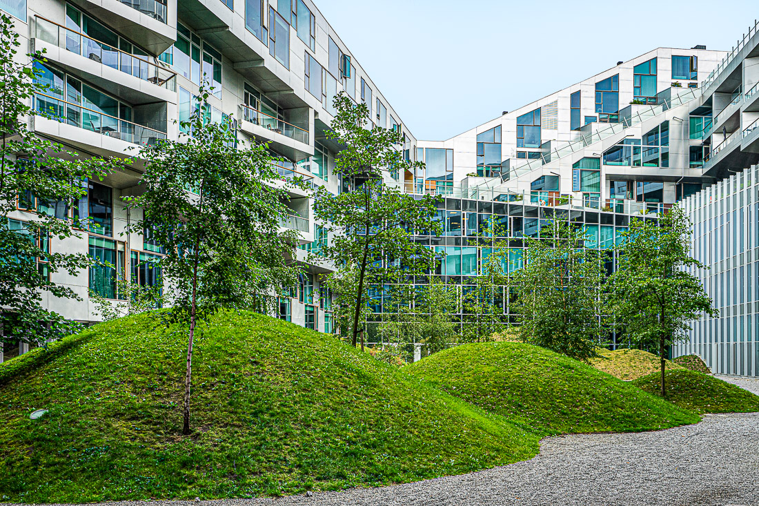 Gemeenschappelijke tuin met heuvels als 'landschapsornamenten'