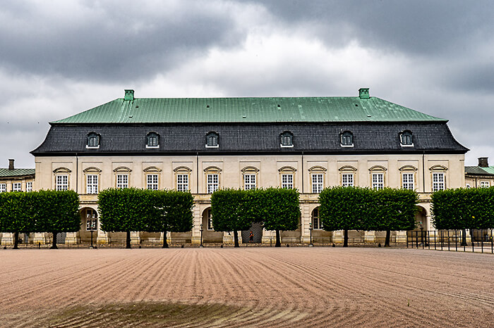 2. Koninklijke stallen