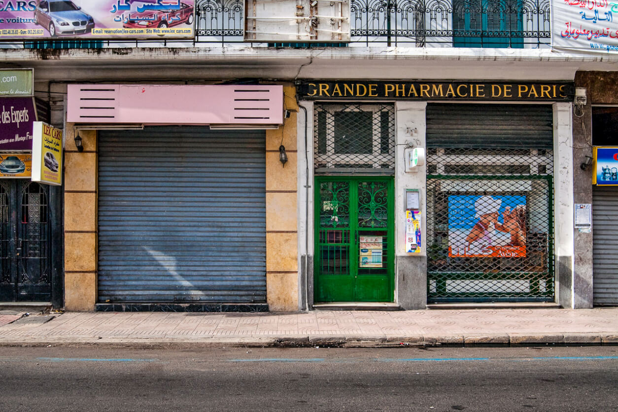 '6. Apotheek in Casablanca'. Fotografie Anton Staartjes