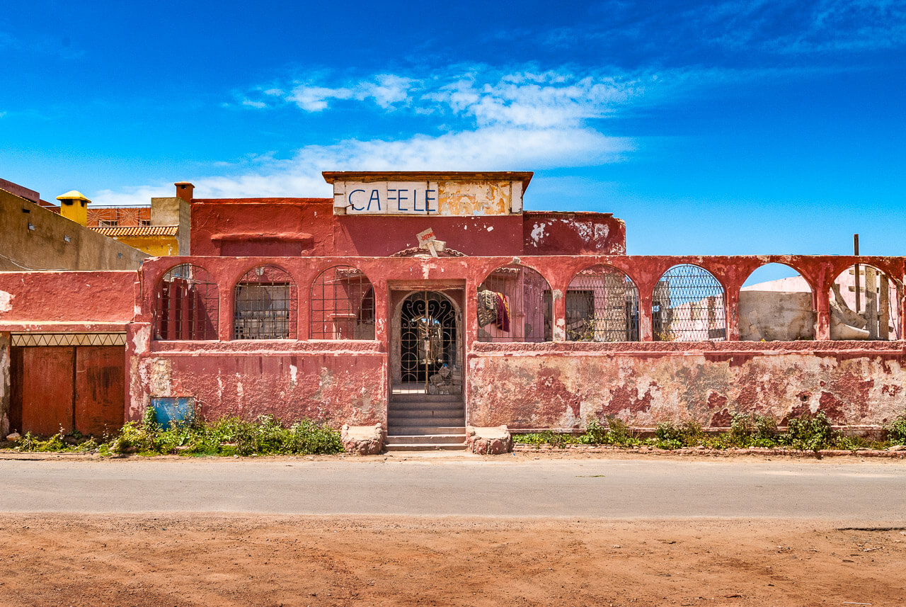 '8. Cafe aan het strand van Rabat'. Fotografie Anton Staartjes