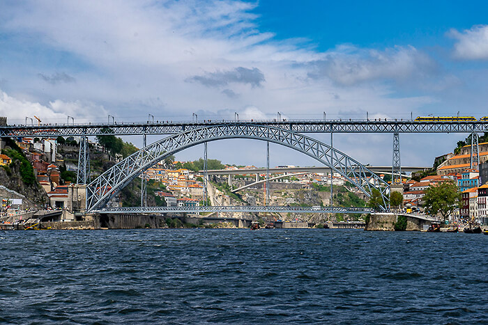 '15. Porto bruggen over de Douro. Fotografie Anton Staartjes