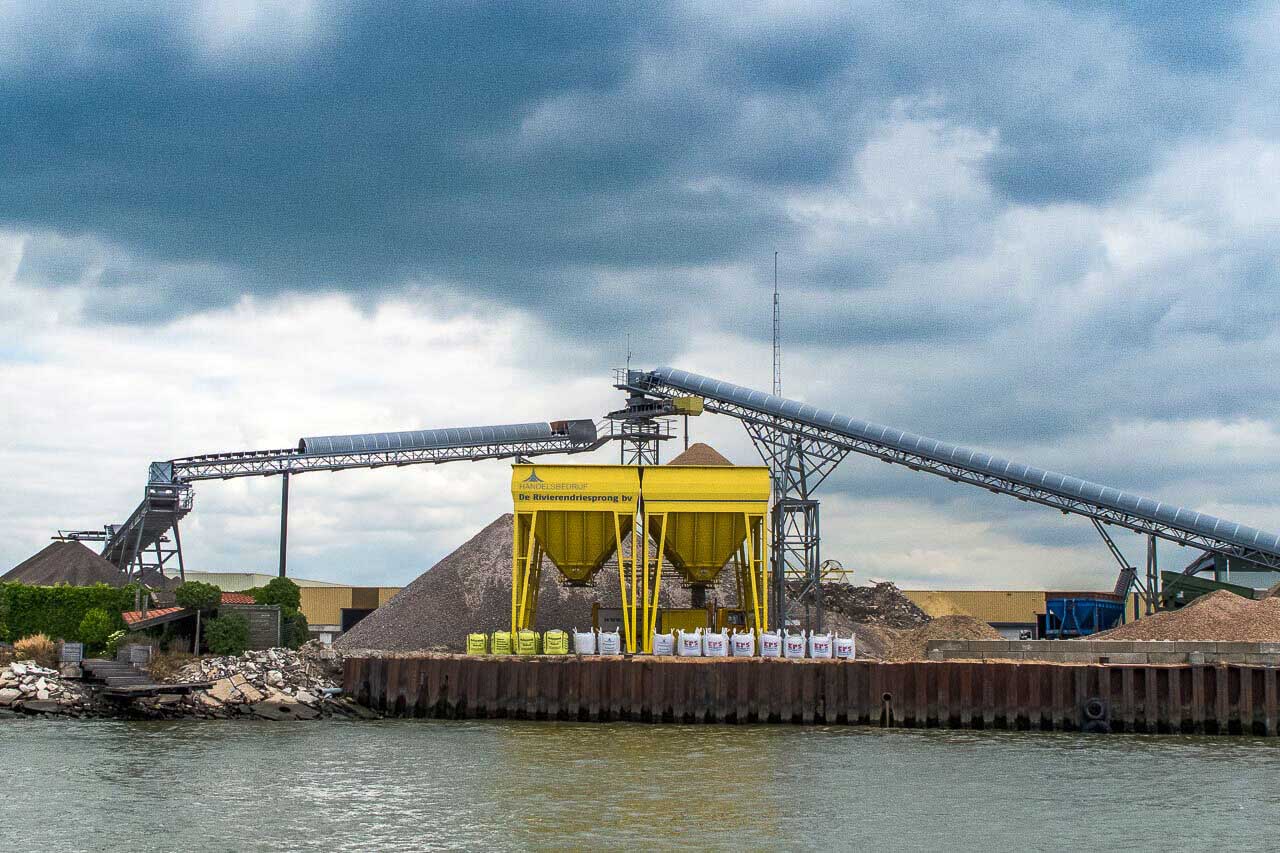 8. Overslagbedrijf aan de Noord. Fotografie Anton Staartjes