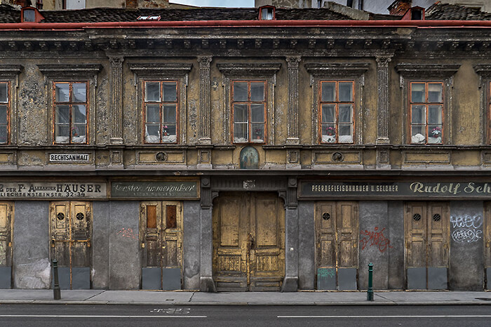 '1. Midden in Wenen staat deze oude (vergeten?) gevel'. Fotografie Anton Staartjes