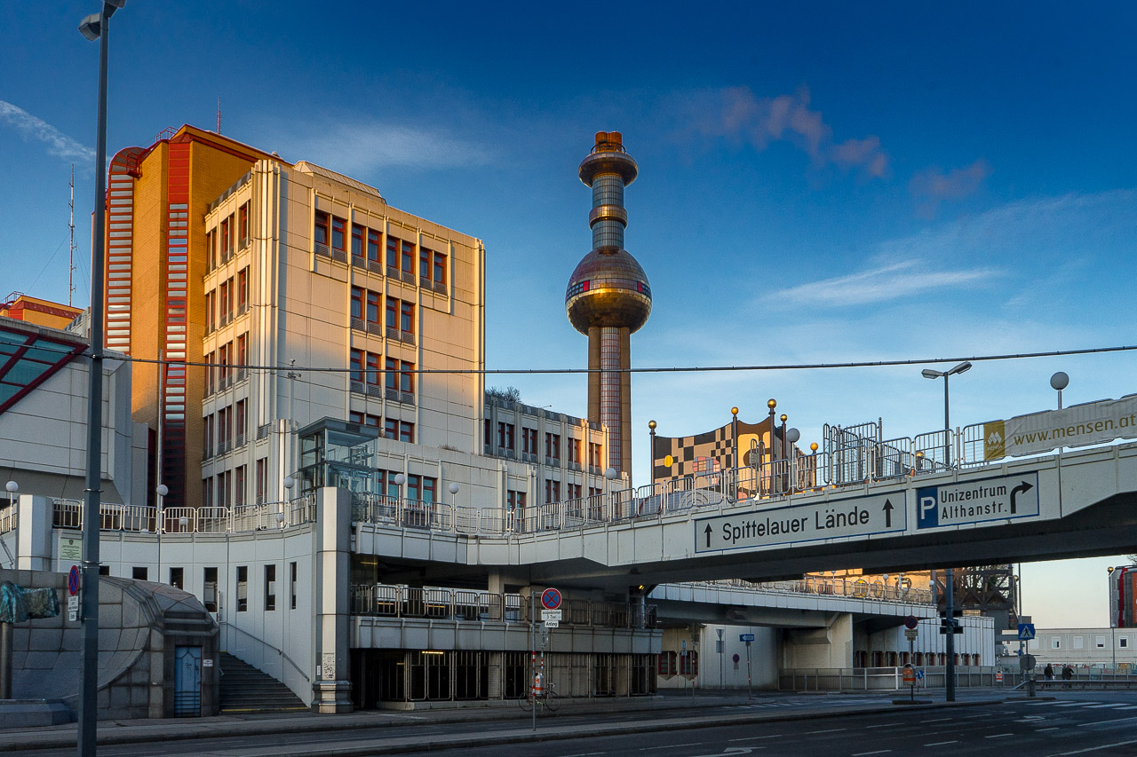 '10. Wenen. Vuilverbranding / Stadverwarming van Friedensreich Hundertwasser'. Fotografie Anton Staartjes