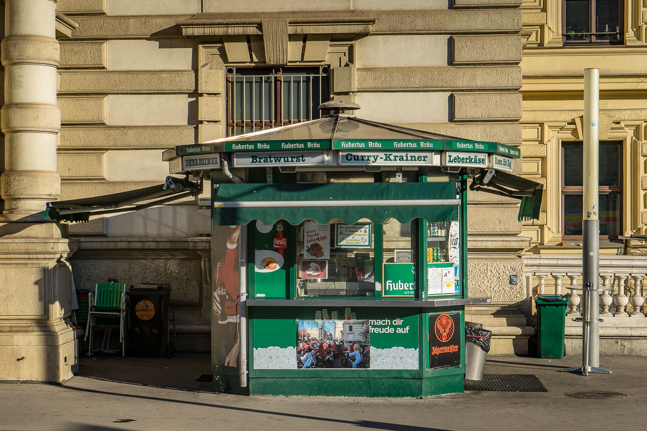 '14. Wenen, worstverkoop'. Fotografie Anton Staartjes