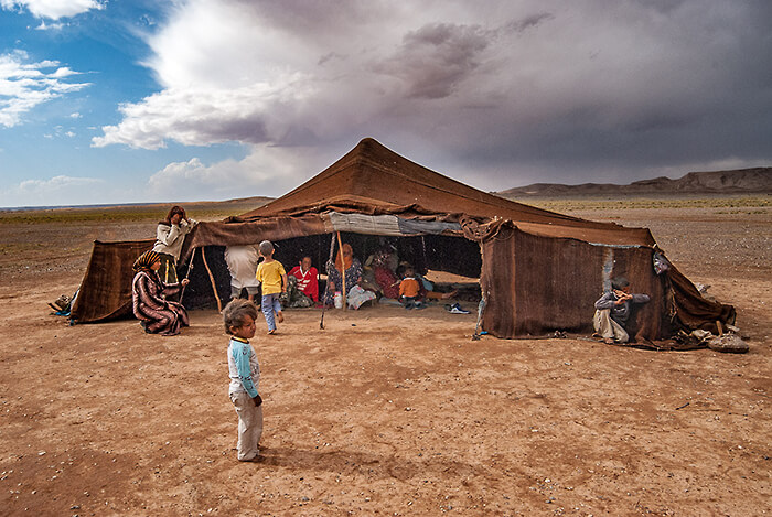 '6. Familie in tent aan de rand van de Sahara'. Fotografie Anton Staartjes