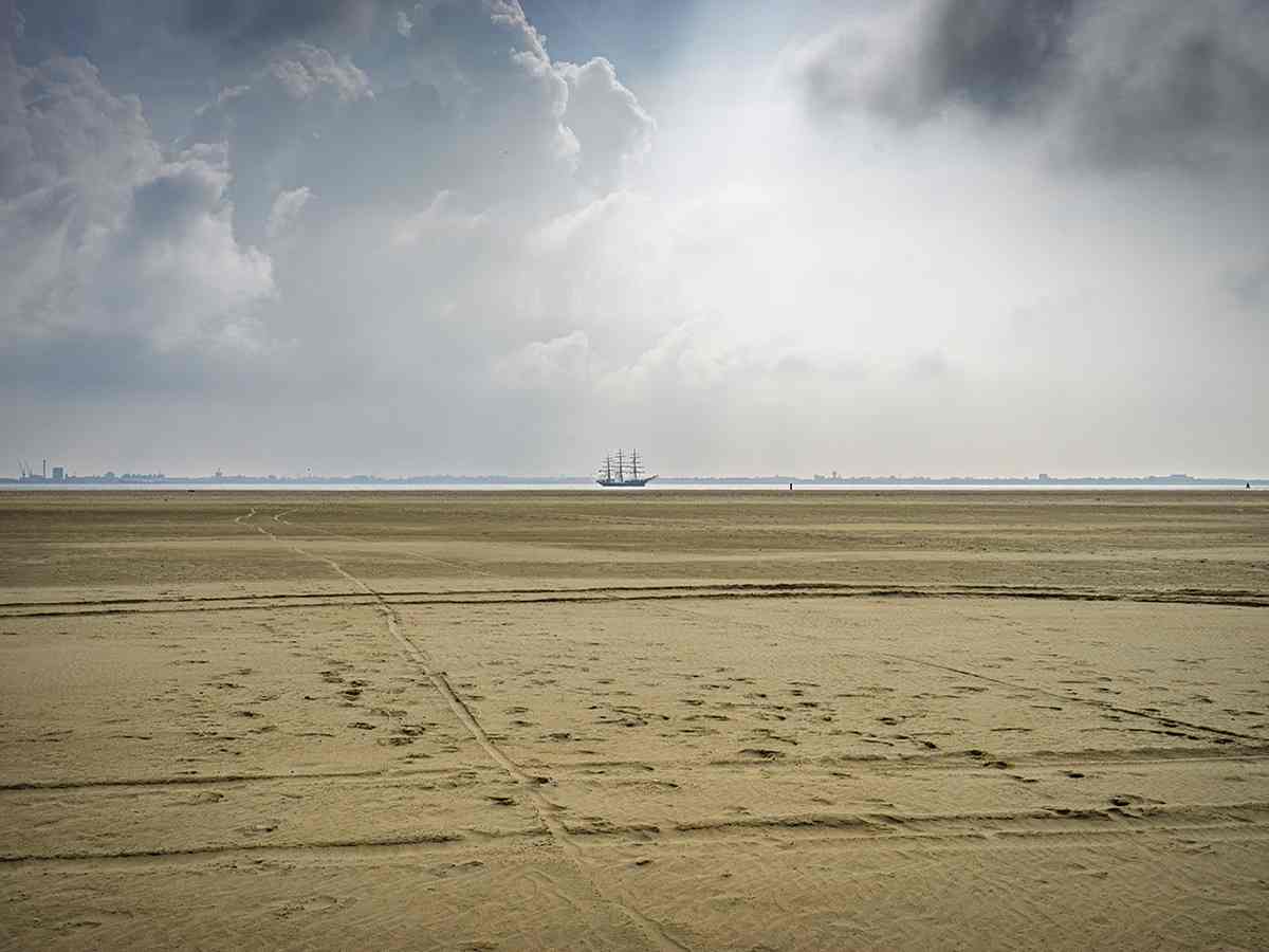 6.De grote zandplaat De Hors met  Den Helder en een driemaster aan de horizon 